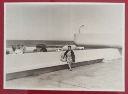 PH - Ph Original - Femme âgée Assise Sur La Promenade Au Bord De La Mer - Personnes Anonymes