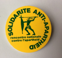 Badge : SOLIDARITE ANTI-APARTHEID - Rencontre Nationale Contre L'apartheid - 1984 - Diamètre = 4cm - Non Classificati