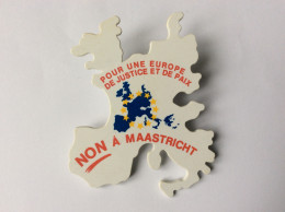 Badge : NON A MAASTRICHT - Pour Une Europe De Justice Et De Paix - 1992 - Non Classificati