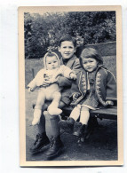 Carte Photo D'un Jeune Garcon Avec Une Petite Fille Et Un Bébé Sur Un Banc Dans Un Parc Vers 1950 - Personnes Anonymes