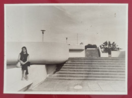 PH - Ph Original - Jeune Femme Assise Sur La Promenade Au Bord De La Mer - Personnes Anonymes