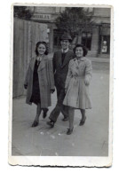Carte Photo D'un Jeune Homme élégant Avec Deux Jeune Fille élégante Se Proménent Dans Les Rue D'une Ville En 1940 - Personnes Anonymes