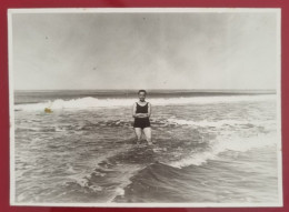 PH - Ph Original - Femme Profitant De La Mer Dans Les Vagues - Anonieme Personen