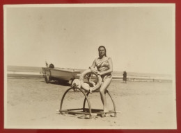 PH - Ph Original - Jeune Femme Posant à Côté Du Poste De Sauveteur Au Bord De La Mer - Personnes Anonymes