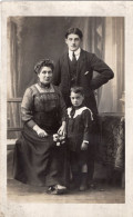 Carte Photo D'une Famille élégante Posant Dans Un Studio Photo - Anonieme Personen