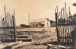 Carte Photo - NOUVELLE CALEDONIE - Chapelle Abandonnée - Clôture En Bois - Carte Postale Ancienne - Neukaledonien