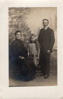 Carte Photo D'une Famille élégante Posant Dans Un Studio Photo En 1916 - Personnes Anonymes