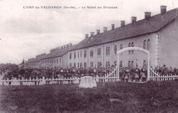 25 - Doubs -  Camp De  VALDAHON -  Le Salut Au Drapeau - Militaria - Autres & Non Classés