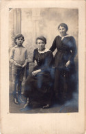 Carte Photo D'une Femme élégante Avec Ces Deux Enfants Posant Dans Un Studio Photo - Personnes Anonymes