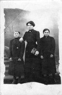 Carte Photo D'une Femme élégante Avec Ces Deux Jeune Fille élégante Posant Dans Un Studio Photo Vers 1910 - Personas Anónimos