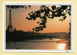 Coucher De Soleil : Crépuscule / Pont Alexandre Lll / La Seine / Tour Eiffel / Paris (voir Scan Recto/verso) - Tegenlichtkaarten, Hold To Light