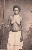 NOUVELLE CALEDONIE - La Calédonienne - Animé - Femme Seins Nus - Carte Postale Ancienne - Nouvelle-Calédonie