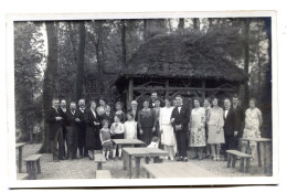 Carte Photo D'un Couple De Marier Avec Leurs Deux Famille Posant A La Terrasse D'un Restaurant Vers 1920 - Personnes Anonymes