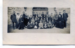 Carte Photo D'une Classe De Jeune Garcon élégant Avec Leurs Professeur Dans Une école Catholique Vers 1910 - Personas Anónimos