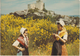 Cavaillon 84   Carte Circulée  2 Jeunes Fille En Costume Provençales Dans Les Genets - Cavaillon