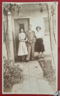 PH - Ph Original - Homme Avec Sa Femme Et Sa Fille Posant Devant La Porte De Leur Maison - Personas Anónimos