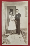 PH - Ph Original - Couple Avec Leur Petit Bébé Posant à La Porte De Leur Maison - Anonymous Persons