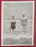 PH - Ph Original - Mère Et Fille Se Tenant La Main Profitant De La Mer 1958, Mar Del Plata, Argentine - Personas Anónimos