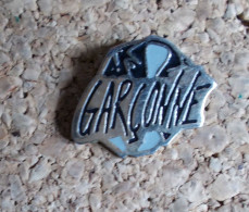 Pin's - Garçonne - Merken