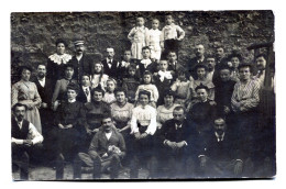 Carte Photo D'une Famille élégante Posant Dans La Cour De Leurs Maison En 1905 - Anonyme Personen