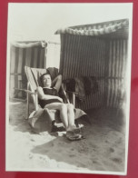 PH - Ph Original - Femme Reposant Sur Une Chaise Longue Sur La Plage De Mar Del Plata, Argentine, Années 1950 - Anonieme Personen