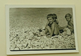 Children Are Playing On The Beach - Anonieme Personen