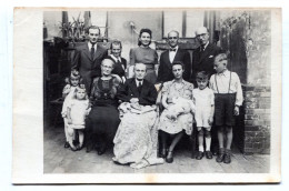 Carte Photo D'une Famille élégante Posant Dans La Cour De Leurs Maison Vers 1930 - Personas Anónimos