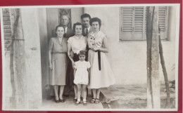 PH - Ph Original - Différentes Générations D'une Famille Posant à La Porte De La Maison - Anonyme Personen