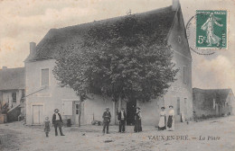 VAUX-en-PRE (Saône-et-Loire) - La Place - Café Demolard - Voyagé (2 Scans) Paul Jentet, Platrier à Saint-Amour Jura - Other & Unclassified