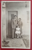 PH - Ph Original - Couple Avec Leur Petite Fille Posant à La Porte De Leur Maison - Anonyme Personen