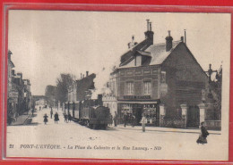 Carte Postale 14. Pont-l'Evêque  Train Vapeur Place Du Calvaire Et Rue Launay  Très Beau Plan - Pont-l'Evèque