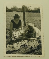 Two Girls And "Bambi" - Photo Muller, Rotenburg/Hann. - Anonyme Personen