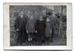 Carte Photo D'une Famille élégante Posant Dans Leurs Jardin Vers 1920 - Personnes Anonymes