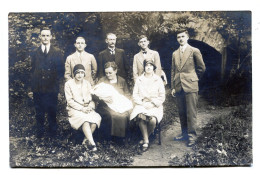 Carte Photo D'une Famille élégante Posant Dans Leurs Jardin Vers 1930 - Anonieme Personen