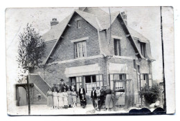 Carte Photo D'une Famille élégante Posant Devant Leurs Maison En 1924 - Anonyme Personen