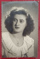 PH - Ph Original - Portrait D'une Jeune Femme Avec Une Croix Sur Le Cou 1950 - Anonymous Persons