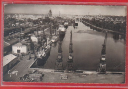 Carte Postale 14. Caen Les Grues Et Cargos Dans Le Port  Très Beau Plan - Caen