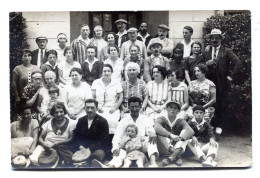 Carte Photo D'une Famille élégante Posant Devant Leurs Maison Vers 1930 - Anonieme Personen