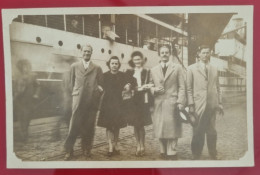 PH - Ph Original - Hommes Et Femmes Dans Le Port Posant Avant De Monter à Bord D’un Grand Paquebot 1947 - Personnes Anonymes