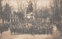 LONS-le-SAUNIER (Jura) - Eclaireurs De France Devant La Statue Rouget-de-Lisle - Scoutisme -  Carte-Photo - Lons Le Saunier