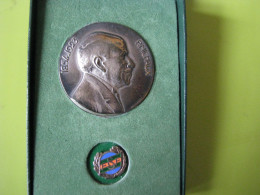 Médaille  De Paul Michaux F.S.C.F. Avec Pins Dans Un Boitier - Profesionales / De Sociedad