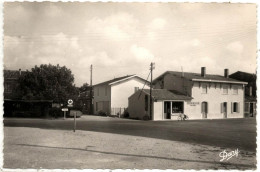 33 - B26447CPSM - VENDAYS - MONTALIVET - Place - épicerie Vélo - Très Bon état - GIRONDE - Andere & Zonder Classificatie