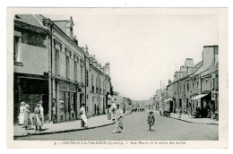 37 - B4222CPSM - CHÂTEAU LA VALLIERE - Rue Neuve Et La Sortie Des écoles - Parfait état - INDRE-ET-LOIRE - Andere & Zonder Classificatie