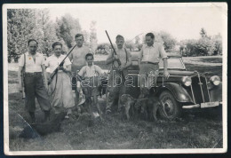 1944.VIII.3. Zenta (Vajdaság), Petőfi Brigád, Fegyveresek "Honvédség" Rendszámtáblájú Automobillal, A Hátoldalon Felirat - Altri & Non Classificati