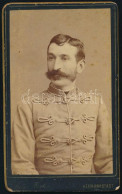 Cca 1880 Huszártiszt Fényképe, Keményhátú Fotó Julie Herter Nagyszebeni Műterméből, 10,5×6,5 Cm - Sonstige & Ohne Zuordnung