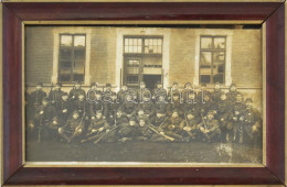 Cca 1916 I. Világháborús Katona Csoportkép Bekeretezve 14x9 Cm - Sonstige & Ohne Zuordnung