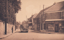 YVELINES GALLUIS LA ROUTE DE LA GARE ET L ARRET DES AUTOBUS - Autres & Non Classés