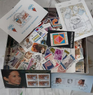 Boîte Comprenant Plus De 3300 Timbres Différents D’Europe Neufs Ou Oblitérés Sans Papier - Lots & Kiloware (mixtures) - Min. 1000 Stamps