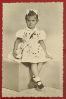 PH - Ph Original - Petite Fille En Robe Blanche Et Noeud Posant Pour Souvenir - Anonyme Personen