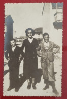 PH - Ph Original - Mère Avec Ses Deux Enfants Posant Dans Les Rues De La Ville - Anonieme Personen